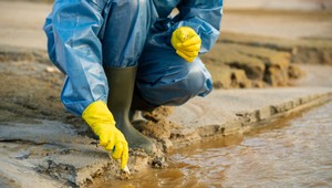 TÁTO americká rieka, je tak znečistená, že je nebezpečné sa jej dotýkať