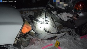 Opitý vodič narazil do kopy snehu a zaparkovaného auta