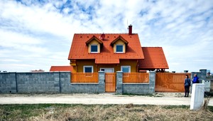 Zadlžovanie Slovákov rastie. Hypotéky budú splácať ešte na dôchodku