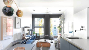 Apartmán ako iglu: Moderný domov šikovne ukrýva spálňu i úložné priestory