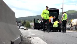 Vládne vozidlo malo pri Žiline nehodu. Skončilo v betónových zábranách