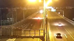 Policajti naháňali vodiča v protismere. Použili výstrely, napriek tomu do nich ešte autom narazil