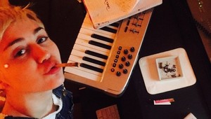 Miley Cyrus v podprsenke paroduje Selenu Gomez, fanúšikovia zúria!