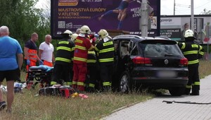 Zrážka dvoch áut zablokovala hlavný ťah. Zranili sa všetci štyria cestujúci
