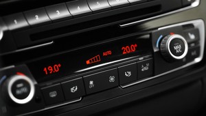 TIPY A TRIKY: Takto používajte kúrenie v aute cez zimu