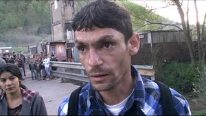 V osade panuje napätie, rodiny sa medzi sebou bijú a vyhrážajú smrťou