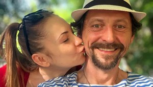 A je to VONKU! Lukáš Latinák je opäť zamilovaný! Jeho vyvolenou je herečka z Nemocnice