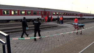 Žena si ľahla na koľajnice tesne pred príchodom vlaku