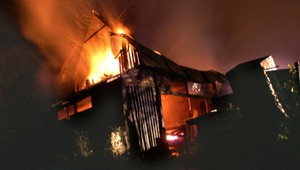 Nočný požiar drevenice pri Čadci. Rodinu s deťmi vytiahli z plameňov susedia