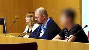 Pod hrozbou bitky brával spolužiakovi desiatu. Chlapec sa dostal až pred sudcu