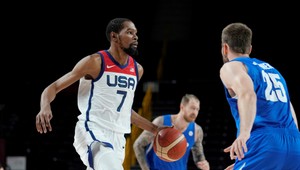 Amerika má najlepšie bodujúceho basketbalistu histórie. Pomohol debakel Čechom