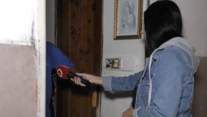 Podpálil vchodové dvere bytu a vyhrážal sa žene. Tá zo strachu o život vyskočila s dieťaťom z okna