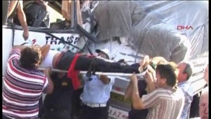 Autobus s turistami sa zrazil s nákladiakom