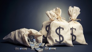 Neznámy dobrodinec rozdáva vrecia peňazí