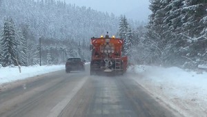 Na Slovensku biele, v Poľsku čierne. Vodičov v zasneženom pohraničí prekvapil zvláštny jav
