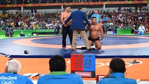 Mongolom sa nepáčil verdikt rozhodcov. Na protest sa vyzliekli