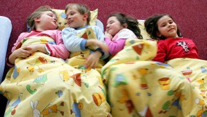 Škôlkar (4) sadol za volant auta a prešiel kamaráta (2)