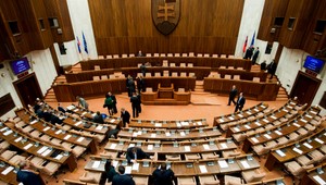 Odvolávanie Boreca sa presúva na december, poslanci zase neprišli!