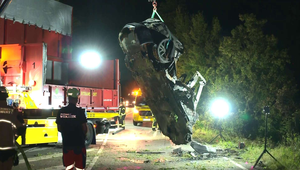 Vodič (†43) a dve deti (†9) zomreli v horiacej Tesle. Podľa svedka sa z auta ozýval zúfalý krik