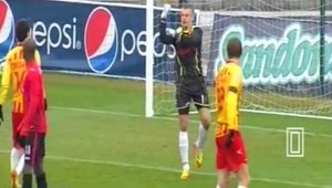 VIDEO. Vulgárna oslava chytenej jedenástky. Odmena? Červená karta!