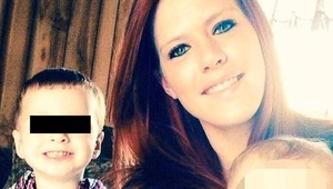 Chlapec sa vymkol (3) vonku. Kým jeho matka fetovala, zmrzol