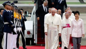 Pápež František je v Ázii, Kim provokuje raketami