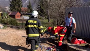 Hasiči zachraňovali psíka, ktorý spadol do hlbokej studne. Museli sa k nemu zlaniť
