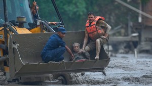 Prežila pod troskami a stala sa symbolom nádeje. Záchrana Nepálčanky (97) dojala svet