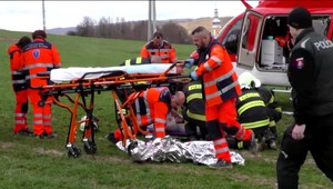 Traktor privalil 54-ročného muža. Zasahovať musel aj záchranársky vrtuľník