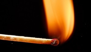 Muž chcel upáliť manželku, pretože prehnane nakupovala