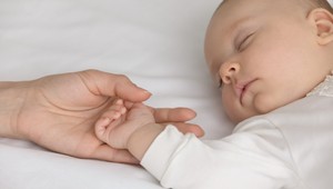 Máte podozrenie, že vaše dieťa má meningitídu? Nestrácajte čas, urobte tieto dva jednoduché testy!