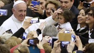 Koncert sa začína, povedal Pápež František a pokrstil 28 detí