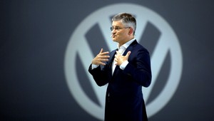 Akcie Volkswagen padli o 20 percent, postihnutých je až 11 miliónov áut