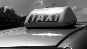 Taxikára mal dobiť obuškom. Policajtom otvoril v zakrvavenom tričku