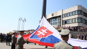 Pred budovou parlamentu už veje štátna vlajka. Vztýčili ju na Dankovom stožiari