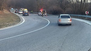 Pri Pezinskej babe došlo k nehode, motocyklistu previezli do nemocnice