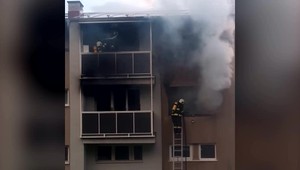 Požiar bytovky v Krasňanoch vyhnal večer ľudí na ulicu. Plamene si ako prvé mali všimnúť deti