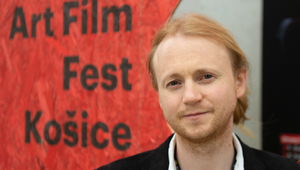 Krátky film Tmavá komora je šesťminútovou spomienkou na utečeneckú tragédiu leta 2015