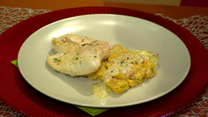 Kuracie prsia s kožou opečené na bylinách so žemľovými knedlíkmi