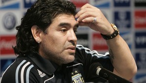 Diega Maradonu po ôsmich dňoch od operácie mozgu prepustili do domácej liečby