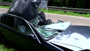 Mokrá cesta a neprehľadná zákruta. Vodič (39) už nestihol zabrzdiť, zrazil sa s nákladiakom