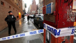 Dieťa (1) prežilo v náručí matky skok z 8. poschodia