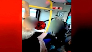 Incident v MHD. Muž kričal a útočil na ženu dáždnikom