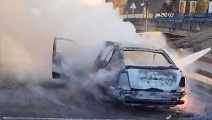 Nebezpečná situácia na R1: Auto začalo horieť počas jazdy