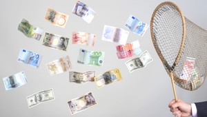 Banky sťahujú peniaze. Z východu smerujú na západ