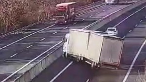 VIDEO: Kamión na diaľnici prerazil zvodidlá, zablokoval tri jazdné pruhy