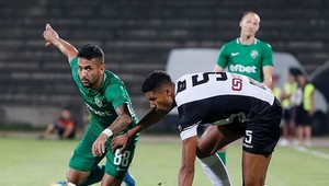 Oslavoval vášnivými bozkami. Gól neplatil a hralo sa ďalej