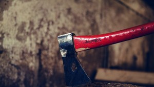 Muž so sekerou a dýkou sa požadoval vstupu do redakcie. Chcel hovoriť s politickým oddelením