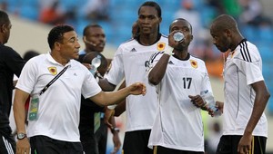 Angolských hráčov chránili pred novinármi policajti