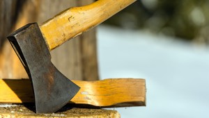 Milan sa so sekerou v ruke vyhrážal matke, že ju zabije